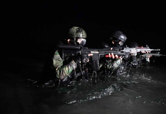 Satuan elit TNI AL Kopaska saat latihan penyerangan di Situbondo 