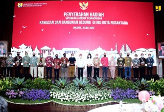 Penyerahan hadiah Konsep Perancangan Kawasan dan Bangunan Gedung IKN Nusantara