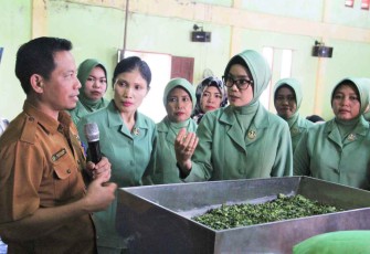 Ny, Wulan Jeffry Satria saat menerima penjelasan pengolahan daun kelor