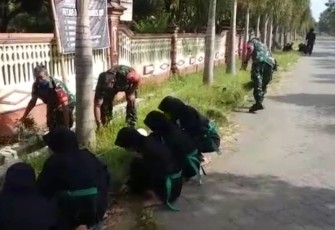 Gotong royong bersama warga binaan bersihkan lingkungan 