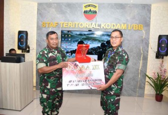 Kapenrem 023/KS Mayor Arh Keles Sinaga (kiri) saat menerima piagam juara ke tiga LKJ TMMD Ke 113 Kodim 0205/TK TA.2022 