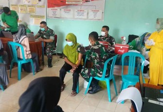Vaksinasi Booster warga di Balai Desa Rejosari 