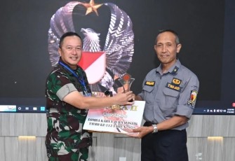 Kapenrem 081/DSJ saat menerima penghargaan di Kodam Brawijaya 