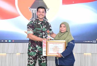 Dandim Ponorogo bersama wartawati pemenang LKJ TMMD Ke-113