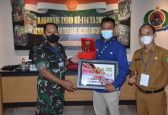 Kasrem 091/ASN saat memberikan penghargaan LKJ TMMD Ke-113