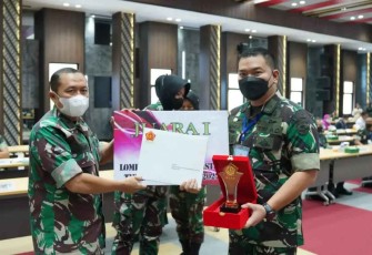 Kapendam Jaya saat menerima piagam penghargaan Juara 1 Lomba Jurnalistik TMMD Kategori Penerangan Kodam 