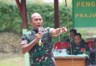 Pangdam Kasuari saat memberikan arahan prajuritnya di Kodim 1804/Kaimana