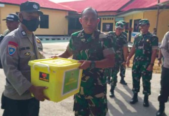 Pangdam Kasuari saat memberikan bingkisan di Polres Kaimana