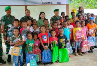 Pangdam Kasuari bersama anak-anak di Kodim 1804/Kaimana