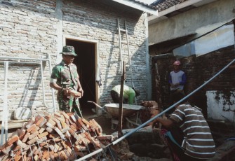 Bantu warga binaan membangun rumah