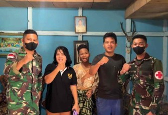 Gembiranya ibu Susiana setelah anaknya di khitan bapak satgas