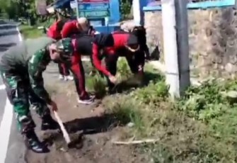Bersihkan jalan umum bersama perangkat desa