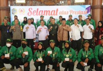 Dandim Tulungagung foto bersama kontingen atlet Porprov Jatim VII