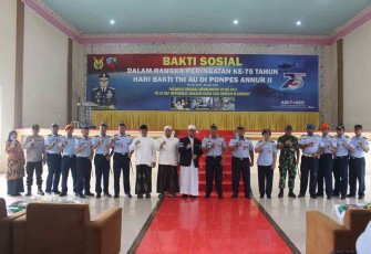 Foto bersama saat karya bakti Lanud Abd Saleh di Ponpes Wisata An Nur II Bululawang 