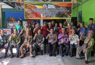Foto bersama silaturahmi lembaga adat sebenua enam di kabupaten Balangan 