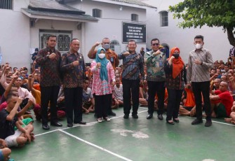 Inspektur Wilayah 1 saat menemui warga binaan lapas kelas IIB Rangkasbitung 