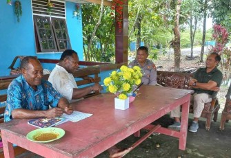 Suasana keakraban saat silaturahmi bersama tokoh agama di Distrik Kwamki Narama