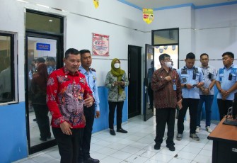Icon Siregar (batik merah) saat kunjungi kantor Imigrasi Kelas II TPI Cilegon