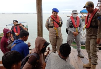 Personel SB Babel Bakamla RI saat Tertibkan Penambang Timah Ilegal   