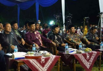 Dandim Madiun saat menyaksikan pagelaran wayang kulit 