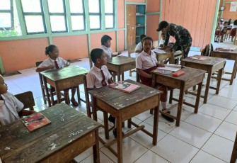 Bantu mengajar di SDN 16 Gunjemak 