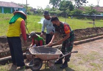 Gotong-royong membangun lapangan voli bersama warga binaan