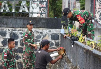 Gotong royong bersama masyarakat bersihkan Tugu Kedaulatan RI 