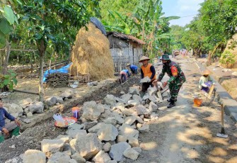 Gotong royong bersama warga binaan bangun talud