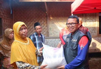 Heni Yuwono saat penyerahan baksos paket sembako Kumham Peduli Desa Tertinggal