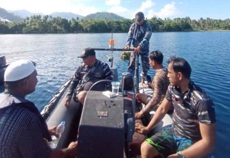 Prajurit Koarmada III saat melaksanakan SAR pencarian korban kapal tenggelam 