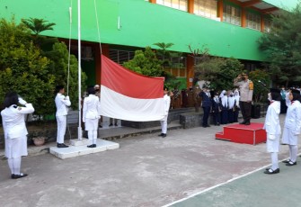 Kapolsek Mamuju sebagai Inspektur Upacara di SMPN 3 Mamajang