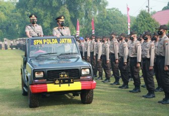 Kapolda Jatim saat inspeksi pasukan siswa Diktuk Bintara Polri Gelombang ll di SPN Mojokerto 