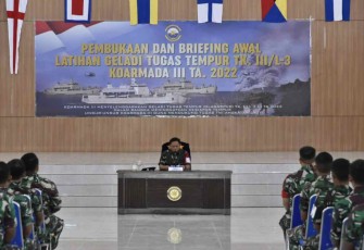 Pangkoarmada III saat memberikan penekanan kepada peserta Latihan Glagaspur Tingkat – III / L3 
