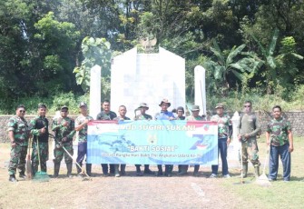 Personel Lanud Sugiri Sukani bersihkan TMP Sawala Majalengka