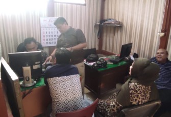 Kusairi (35) pelaku penipuan calon tenaga kerja saat menjalani pemeriksaan di Mapolsek Cepu, Blora.