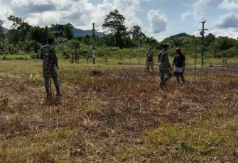 Karya bakti bersihkan lahan di perbatasan 