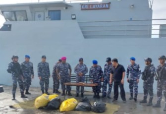 Pemeriksaan bagasi penumpang diduga terdapat miras illegal