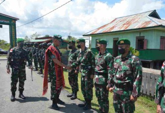 Kunjungan Danrem 172/PWY ke pos perbatasan di Papua