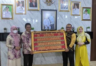 Letkol Inf Alfian Hadi (kanan) saat menerima cenderamata 
