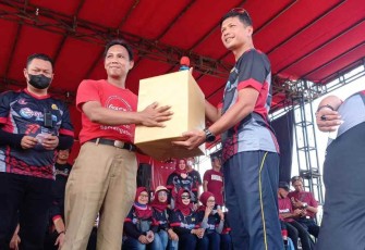 Danlanud saat memberikan hadiah doorprize 