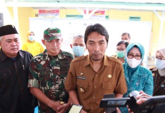 Dandim saat mendampingi Bupati Madiun memberikan keterangan pers 