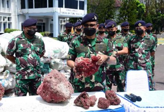 Danlantamal VI Makassar saat memberikan keterangan pers 