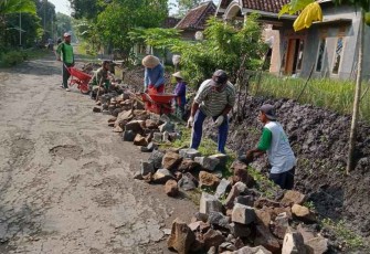 Karya bakti bangun talud bersama warga binaan di dusun Karangasem