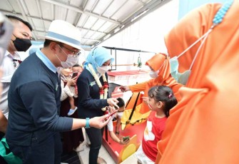 Gubernur Jabar Ridwan Kamil saat meninjau imunisasi di RSUD Karawang 