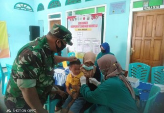 Mendampingi imunisasi di wilayah binaan
