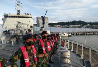 Siswa Satdik 2 Makassar saat di KRI Teluk Weda-526