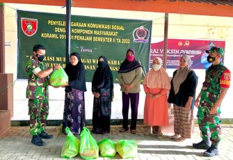 Danramil Penajam saat memberikan bingkisan sembako