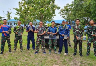 Penghijauan menanam tanaman buah di Lanud Maimun Saleh
