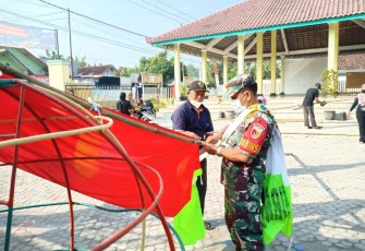 Pasang bendera merah-putih bersama warga binaan