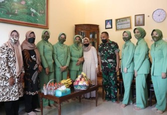 Ketua Persit KCK PD V/Brw saat menjenguk anggotanya 